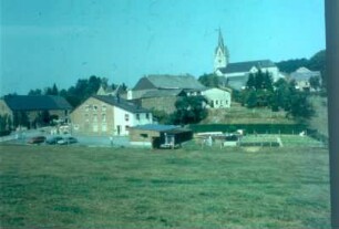 Redu. Ortsteilansicht mit Dorfkirche