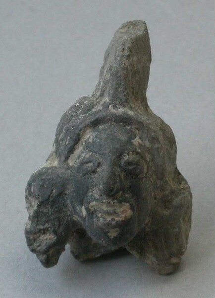 Fragment de hochet en terre cuite (tête en terre cuite)