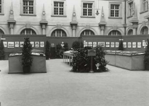 Ausstellung der Sächsischen Landesbibliothek anläßlich des 200. Geburtstages von Gotthold Ephraim Lessing im Lichthof