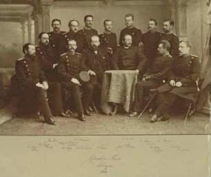 14 Teilnehmer an einem Operations-Kurs in Tübingen 1888, teils stehend, teils sitzend vierzehn Militärärzte, davon zwölf in Uniform, Brustbilder vorwiegend in Halbprofil