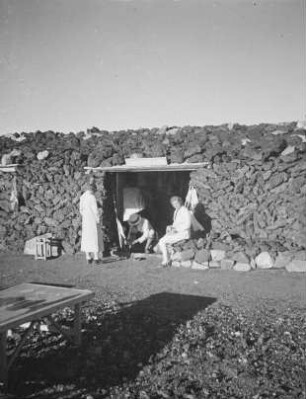 Rasthütte am Gipfel des Fuji-san : Rasthütte am Gipfel des Fuji-san. Ansicht mit drei europäischen Touristen
