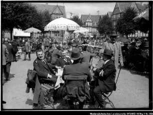 Handwerkertag auf dem Stadtmarkt in Wolfenbüttel (1926?) (älterer Positivabzug vorhanden)