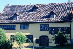 Traufseite Bachhaus mit Eingang