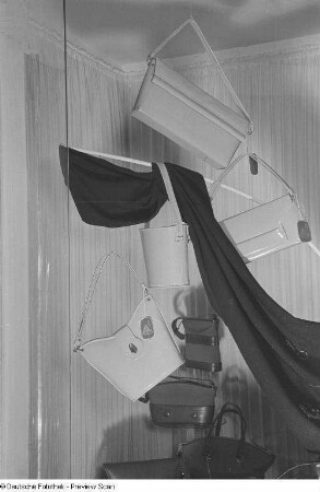 Taschen des VEB Zeitzer Lederwaren auf der Leipziger Herbstmesse 1954