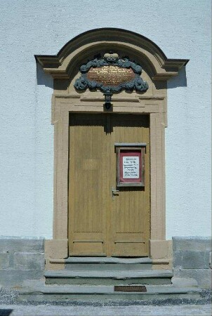 Kirchentür im Turm mit Inschriftstein darüber