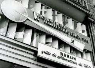 Schild der 5. Berliner Filmfestspiele 1955