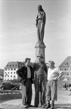 Freiburg i. Br.: Marienbrunnen vor der Herz-Jesu-Kirche, drei Steinmetze vor der Figur