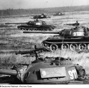 Deutschland . Nationale Volksarmee - Landstreitkräfte. Kampfpanzer in Angriffsformation in offenem Gelände