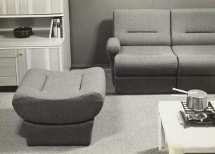 Hocker : Wohnzimmermöbel (1974; VEB Wohnkultur Berlin). Teilansicht mit Anbauwand und Sitzgruppe "Carat"