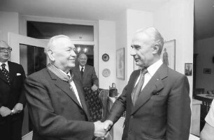 Freiburg: Wohnung Littenweiler; Regierungspräsident Person überreicht Bundesverdienstkreuz für Prof. Dr. Friedrich Walter Meyer, Freiburg
