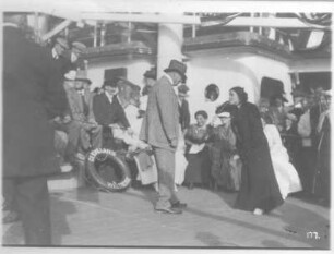 Weltreisen. Cleveland, Bordaufnahmen. Zweikampf mit Stöcken während der Bordspiele an Deck der Cleveland