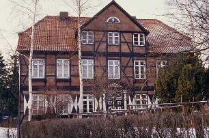 Mühle: Frontansicht im Winter