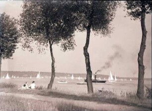 Kladow: Havel bei Kladow, viele Schiffe