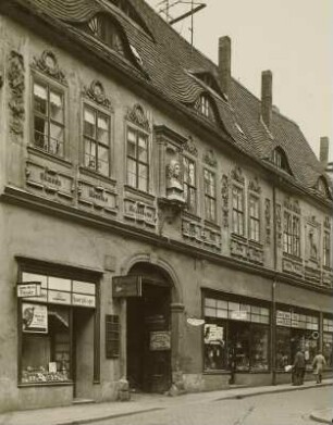 Halle, Große Nikolaistraße 6. Wohnhaus mit Reliefschmuck zu Händels Oratorien : Halle (Saale), Große Nikolaistraße 6. Wohn- und Geschäftshaus (heute Museumskomplex Händel-Haus; im 19. Jahrhundert fälschlich als Geburtshaus G. F. Händels ausgewiesen und mit Reliefschmuck zu Händels Oratorien und Porträtbüste gestaltet (vor 1558, Fassade 1885; G. Glück)