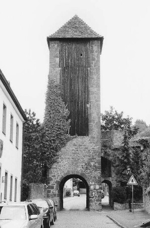 Inneres Holztor mit Stadtmauer (Stadtbefestigung); Gelnhausen, Holzgasse, Stephanusberg 28