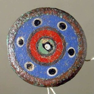 - Objekt ohne Beschreibung - Ein vermutlich ehemals auf Leder aufgenieteter, runder Knopf mit farbigen Emaileinlagen
