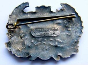 Verdienstabzeichen Gabelsberger Stenographenverein der Schutzmannschaft und Kriminalbeamten München (mit Broschennadel) : Sammlung Beinhorn. Verdienstabzeichen Gabelsberger Stenographenverein der Schutzmannschaft und Kriminalbeamten München (mit Broschennadel). Metall; Maße 40 x 55 mm (1910; Deschler & Sohn, München). Dresden: SLUB R c 0311