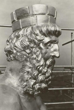 Genius der Stadt : Genius der Stadt (Goldener Rathausmann), Bronze, vergoldet; Höhe 5,35 m. 1908. Detail: Kopf mit Mauerkrone. Dresden-Altstadt, Neues Rathaus