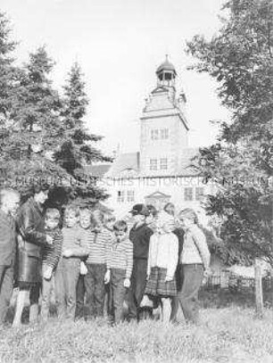 Ausflug der Schulkinder aus Lebien (Kr. Jessen) zum ehemaligen Konzentrationslager im Schloss Lichtenburg in Prettin