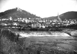 Biedenkopf, Stadtansicht : Biedenkopf. Stadtansicht. Blick über das Lahnwehr gegen Burgberg mit Altem Schloss (14. Jahrhundert) und Stadtkirche nach Nordosten