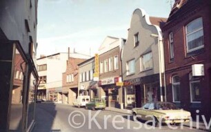 Hindenburgstraße: Südseite, zwischen Hagenstraße und Markt: von rechts Firma Kähler, Geschäft Hans Lübcke, Fotogeschäft Scholz, Wüstenrot, Geschäft Corso