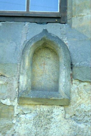 Blendnische in der Kirchenaußenwand