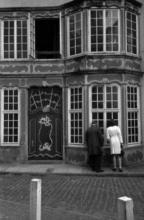 Bremen: Gasse, Tür und Erker, zwei Personen von hinten, am Fenster