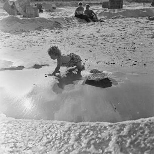 Kleinkind spielt am Strand
