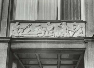 Schauspielerei : Dresden-Johannstadt, Güntzstraße 28/Ecke Striesener Straße. Studentenwohnheim (1953/1956: W. Rauda). Detail: Relieffries "Schauspielerei" (1955/1956; R. Langner)