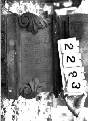 Grabstein 2283 (Index: 100097403) Maße HxBxT: 144x47x19 cm Symbolik: Trauerkranz: Grabstein 2283 (Detailaufnahme 2)