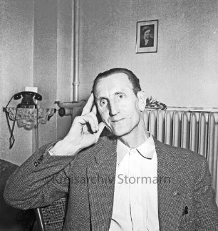 Schwerdt, Erich: Heimleiter des Franz-Spliedt-Heimes in den späten 1950er und frühen 1960er Jahren: Jugendheim des Deutschen Gewerkschaftsbundes (DGB-Nordmark): Seebergen: im Büro