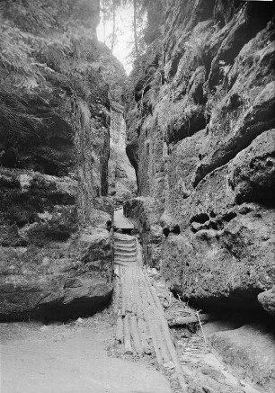 Sächsische Schweiz. Rathener Kessel. Schwedenlöcher, Felsengasse