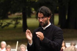 Portrait Milko Kersten : Dirigent Milko Kersten beim Konzert im Park des Schlosses Pillnitz