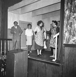 Laienspielbühne Oststeinbek: Behns Gasthof: Saal: Aufführung der niederdeutschen Komödie "Sluderkram in't Treppenhus": Blick auf die Bühne mit Peter Balzereit, Gudrun Kahlbohm, Max Schellhorn, Karl Adolphi, Irma Lengwenus, Werner Schwark und Erna Wehner