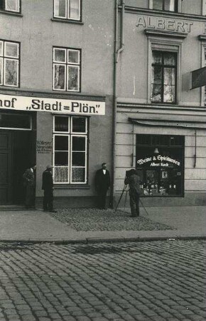 Straßenphotograph vor dem Gasthof Stadt-Plön in Plön