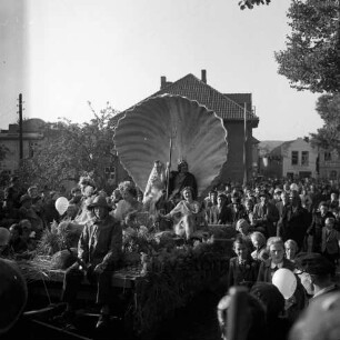 Karpfenfest: Umzug: Paul-von-Schoeneich-Straße: Festwagen, Neptun und Neptunia auf Muschelthron, Nymphen, Kutscher: umgeben von Zuschauern: im Hintergrund Ahrensböker Straße, Wimpelgirlanden, 14. Oktober 1951