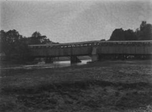Holzbrücke : Eine überdachte Holzbrücke.
