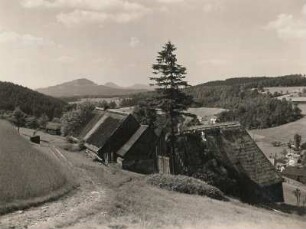 Zittauer Gebirge. Nieder-Lichtenwalde, südlich von Waltersdorf. Gehöft am Berghang mit Blick zum Dürre-Berg