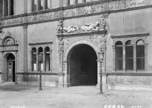 Fürstenhof — Neues langes Haus — Portal