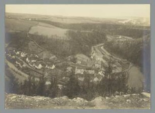Blick ins Müglitztal auf Weesenstein : Weesenstein. Ansicht des Ortes über die Müglitz von Südosten gegen Falkenhain