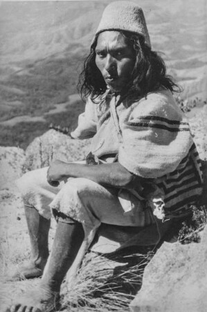 Männerportrait (Lateinamerika-Aufenthalte 1928/1942 – Album Kehrricht aus reicher Photo-Ausbeute in Deutschland, Guatemala, Ecuador, Mexico, 1937/1941)