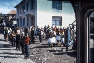 Huta Certeze: Straße mit Trachtengruppen