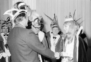 Freiburg: Kolpingsaal; Ministerpräsident Dr. Filbinger, Kuss von der Prinzessin von Plankstadt