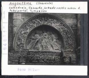 Angoulême, Kathedrale: Westfassade, Arkade rechts neben Mittelportal, Tympanon, Sendung der Apostel