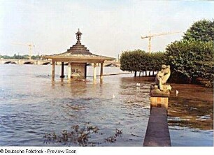 Pavillon mit Glockenspiel : Vormittags. Blick über die Elbe gegen den Pavillon mit Bronze-Glockenspiel (1938; P. Wolf) am Garten des Japanischen Palais und gegen die Marienbrücke