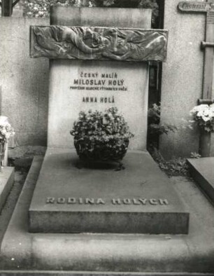 Grabmal für den Maler Miloslav Holy : Grabmal für den Maler Miloslav Holy. Stein. Prag-Vyšehrad, Friedhof Vyšehrad