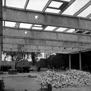 Stormarnhalle: Richtfest: Gäste und Zuschauer links und rechts hinten