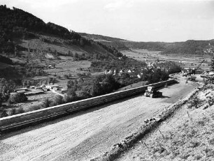 Planum bei km 154,498 mit Parkplatz Blick von der Eselsteige in Richtung Mühlhausen.