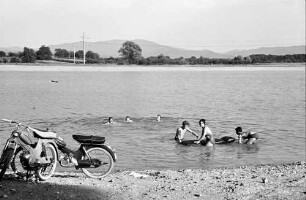 Riegel: Baggersee mit Badenden bei Riegel
