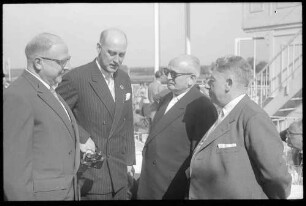 Iffezheim: 100 Jahre [Rennbahn] Iffezheim, im Gespräch, Bürgermeister Dr. Holdermann, Markgraf von Baden, Oberbürgermeister Dr. Schlapper, Regierungspräsident Dichtel